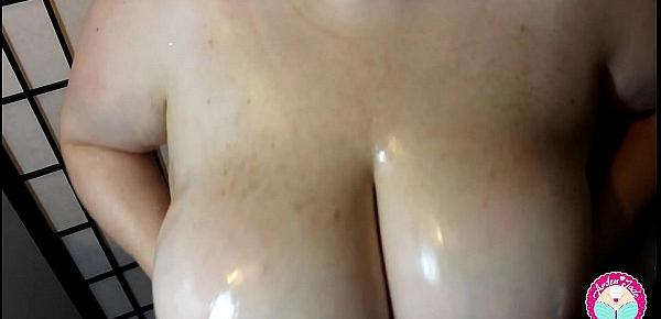  Huge Oily Tits Bouncing and Clapping